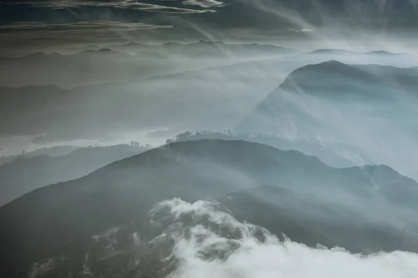 Landskap. Soluppgång på berget Adam's Peak. Sri Lanka. — Stockfoto