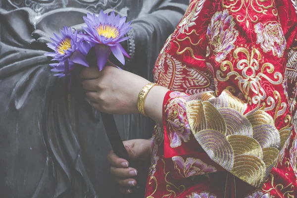 Donna mano rispetto per statua buddha . — Foto Stock