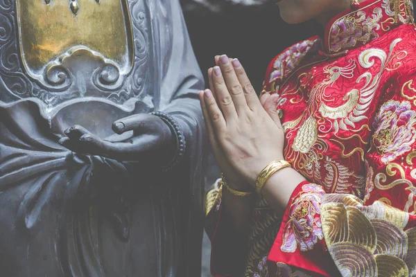 Kvinna hand respekt till buddhastaty. — Stockfoto