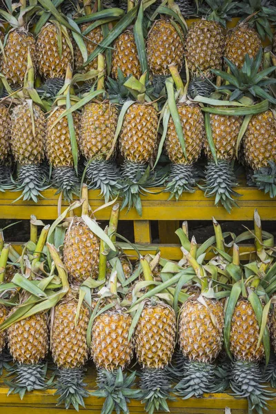 Frische Ananas auf dem lokalen Markt in kandy, sri lanka. Hintergrund. — Stockfoto