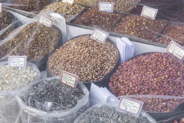 Marknadsstånd fullt av traditionella kryddor i Aten, Grekland. — Stockfoto