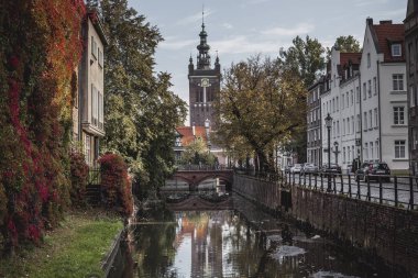 Gdansk, Polonya'nın eski şehir merkezi nehirde