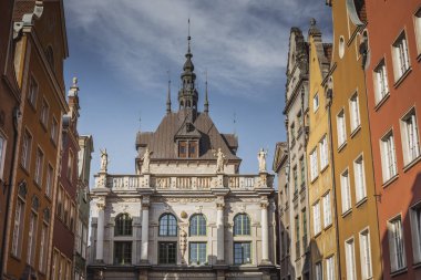 Gdansk, Polonya - 13 Ekim 2016: Uzun Lane sokakta eski t