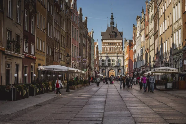 GDANSK, POLÓNIA - OUTUBRO 13, 2016: A rua Long Lane em t velho — Fotografia de Stock