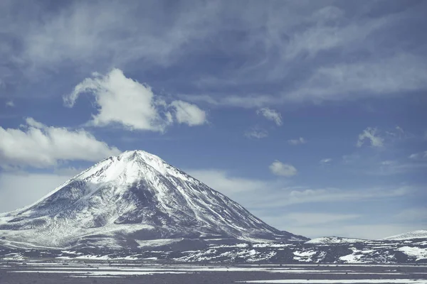 Pustynia Atacama, Boliwia z majestatycznymi górami kolorowe i niebieski — Zdjęcie stockowe