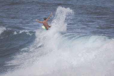 Maui, hı - 10 Mart 2015: Profesyonel sörfçü dev bir wav rides