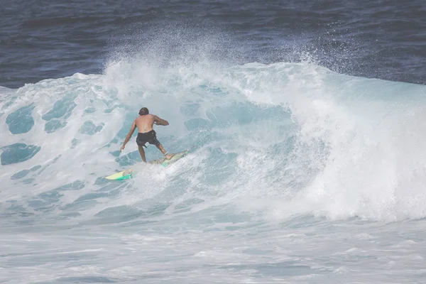 Maui, Havaj – 10. března 2015: Profesionální surfař jezdí obří wav — Stock fotografie