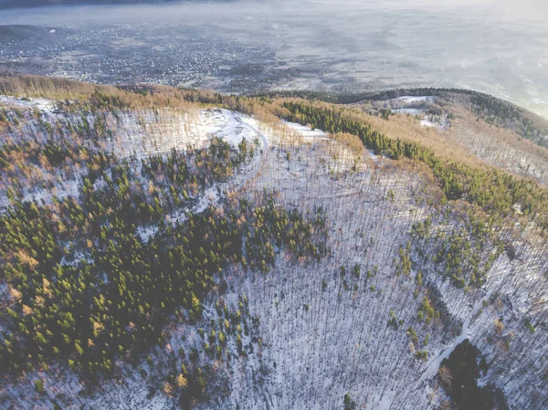 Invierno en montañas. Vista desde arriba. Szczyrk.Poland . —  Fotos de Stock