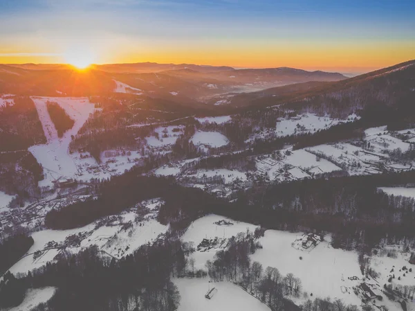 Inverno nas montanhas. Vista de cima. Szczyrk.Polónia . — Fotografia de Stock