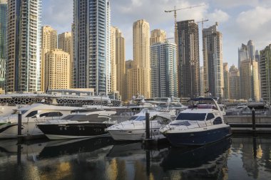 Dubai, Birleşik Arap Emirlikleri - 18 Ocak 2017: Dubai Marina, U adlı Yatlar demirli