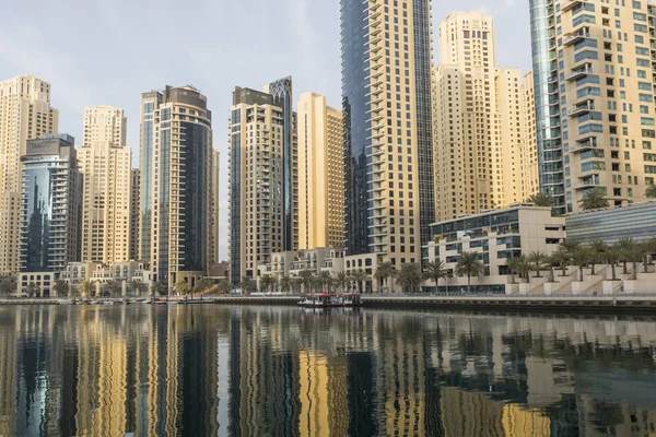 Dubai, Verenigde Arabische Emiraten - 18 januari 2017: Dubai Marina jachthaven is populaire r — Stockfoto