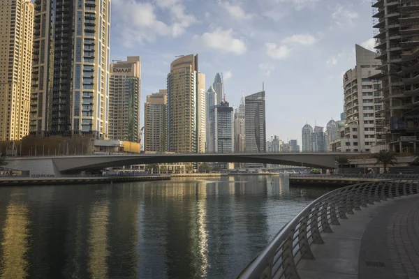 DUBAI, Emiratos Árabes Unidos - 18 de enero de 2017: Dubai Marina Marina es popular r —  Fotos de Stock