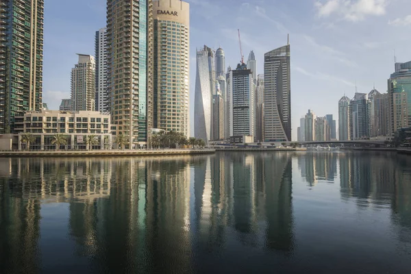 Dubai, Egyesült Arab Emírségek - 2017. január 18.: Dubai Marina Marinában is népszerű r — Stock Fotó