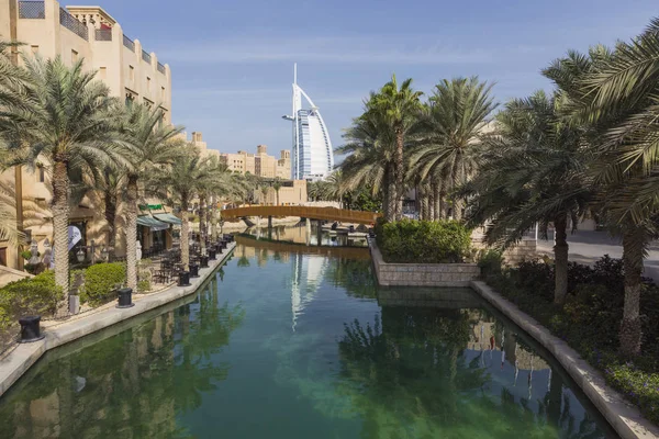 Dubai, Egyesült Arab Emírségek - 2017. január 18.: Madinat Jumeirah, az a bac — Stock Fotó