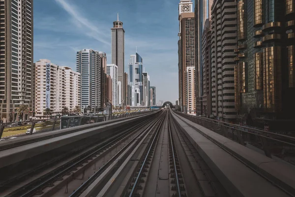 DUBAI, Emiratos Árabes Unidos - 18 de enero de 2017: Vista de la línea roja del metro en Dub — Foto de Stock