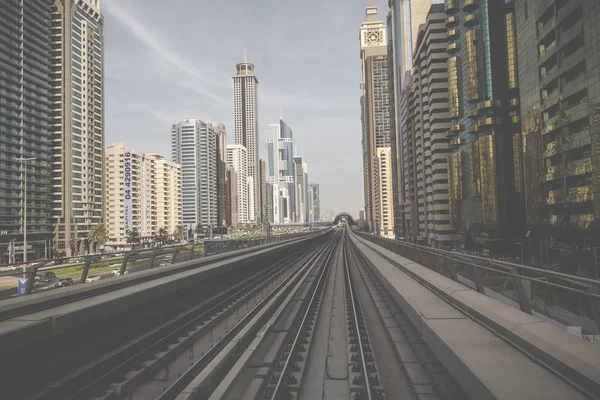 Dubai, Verenigde Arabische Emiraten - 18 januari 2017: uitzicht op de rode metrolijn in Dub — Stockfoto