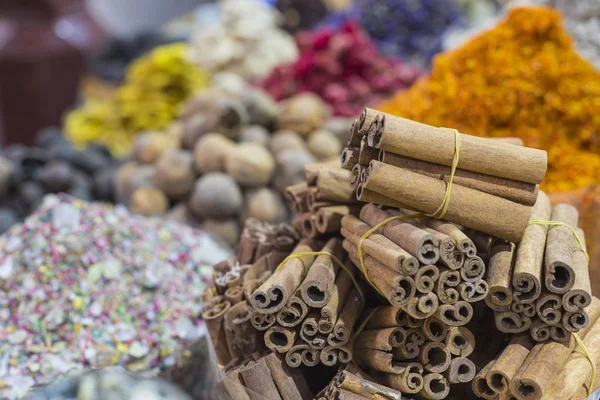 Dubai fűszer piactól és a régi Souk egy hagyományos piac Duba — Stock Fotó