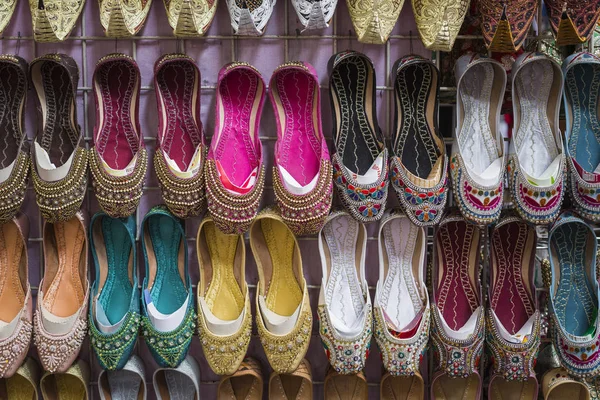 Zapatos en estilo árabe, mercado de Dubai — Foto de Stock