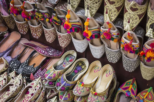 Zapatos en estilo árabe, mercado de Dubai — Foto de Stock