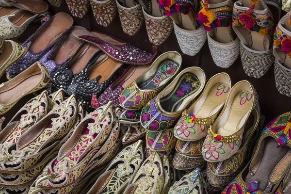 Schuhe im arabischen Stil, Markt von Dubai — Stockfoto