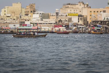 Dubai, Birleşik Arap Emirlikleri - 18 Ocak 2017: Geleneksel su taksi tekneler 
