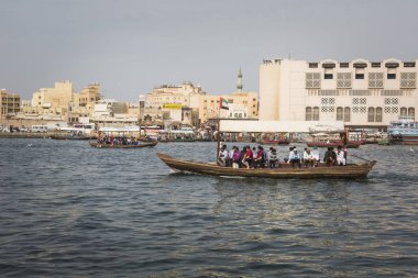 Dubai, Birleşik Arap Emirlikleri - 18 Ocak 2017: Geleneksel su taksi tekneler 