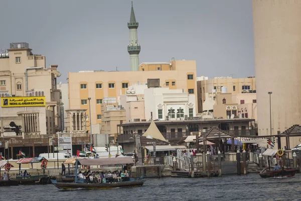 Dubai, Ηνωμένα Αραβικά Εμιράτα - 18 Ιανουαρίου 2017: Dubai Creek. Μικρά πλοία και ΔΗΩ — Φωτογραφία Αρχείου