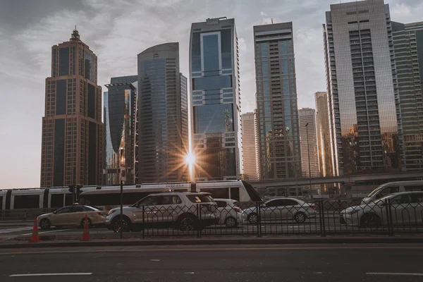 Dubai, Verenigde Arabische Emiraten - 18 januari 2017: Dubai centrum in de avond, l — Stockfoto