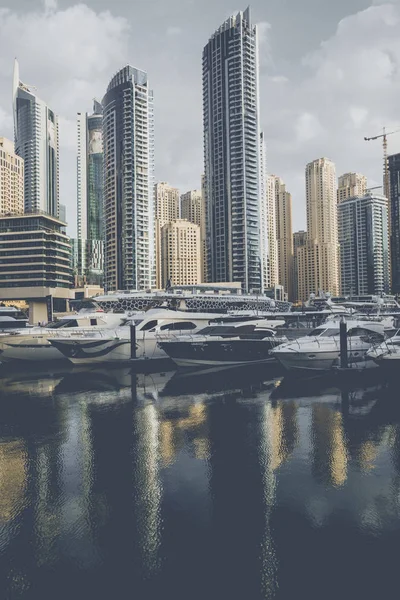 Dubai, Verenigde Arabische Emiraten - 18 januari 2017: Dubai Marina bij zonsopgang, Verenigd — Stockfoto