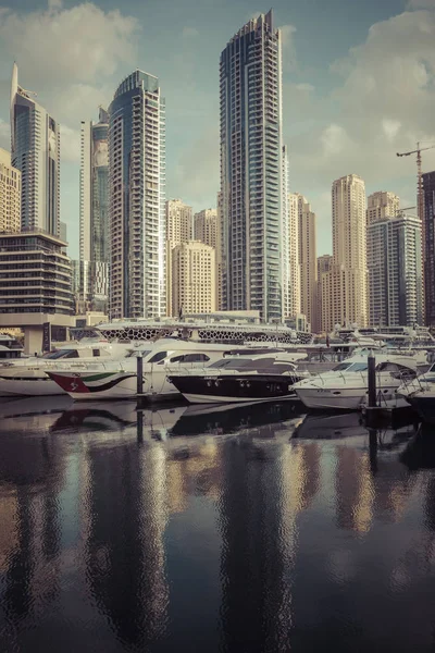 Dubai, Verenigde Arabische Emiraten - 18 januari 2017: Dubai Marina bij zonsopgang, Verenigd — Stockfoto