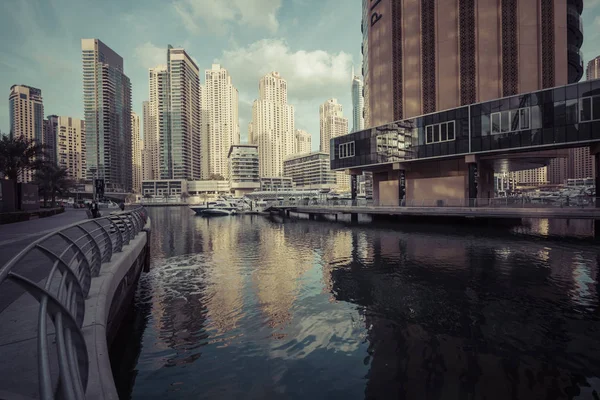 Dubai, Verenigde Arabische Emiraten - 18 januari 2017: Dubai Marina bij zonsopgang, Verenigd — Stockfoto