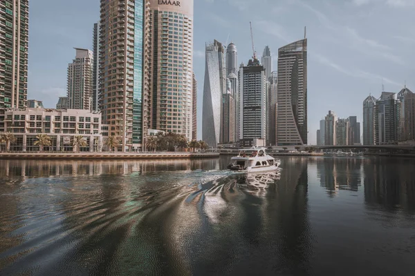 Dubai, Verenigde Arabische Emiraten - 18 januari 2017: Dubai Marina bij zonsopgang, Verenigd — Stockfoto