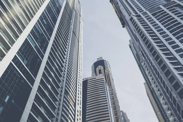 Dubai, Verenigde Arabische Emiraten - 18 januari 2017: Skyline van Dubai op zomertijd. — Stockfoto