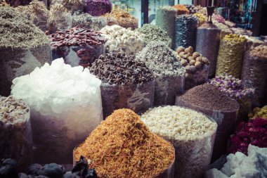 Otlar, çiçekler ve Arapça baharat Çarşısı d Deira, kurutulmuş