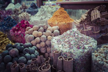 Otlar, çiçekler ve Arapça baharat Çarşısı d Deira, kurutulmuş