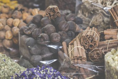 Otlar, çiçekler ve Arapça baharat Çarşısı d Deira, kurutulmuş