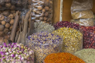 Otlar, çiçekler ve Arapça baharat Çarşısı d Deira, kurutulmuş