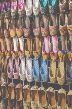 Satır piyasada Dubai genellikle oryantal Ayakkabı