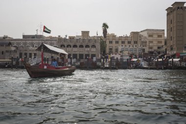 Dubai, Birleşik Arap Emirlikleri - 18 Ocak 2017: Piers geleneksel su taksi 