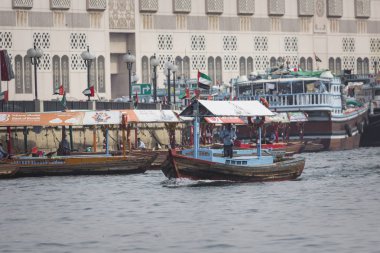 Dubai, Birleşik Arap Emirlikleri - 18 Ocak 2017: Geleneksel su taksi tekneler 