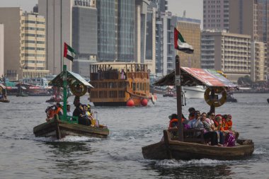 Dubai, Birleşik Arap Emirlikleri - 18 Ocak 2017: Geleneksel su taksi tekneler 