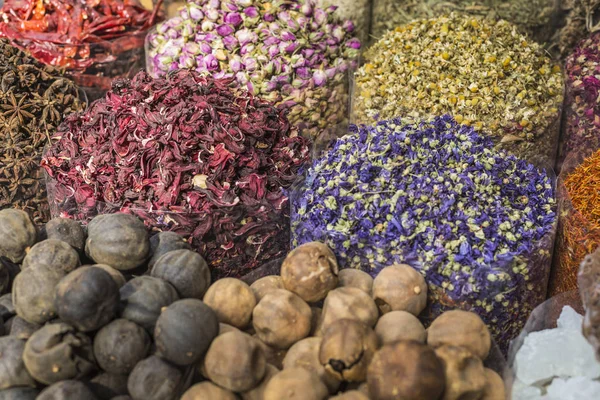 Dried herbs, flowers and arabic spices in the souk at Deira in D — Stock Photo, Image