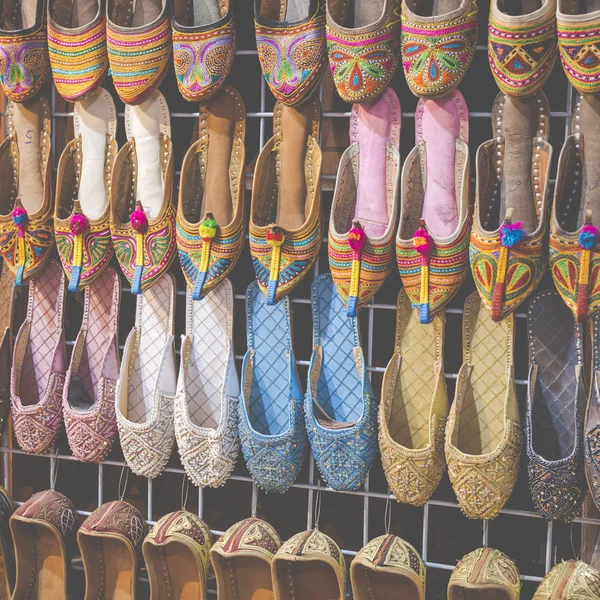 Filas de zapatos típicamente orientales en el mercado en Dubai —  Fotos de Stock