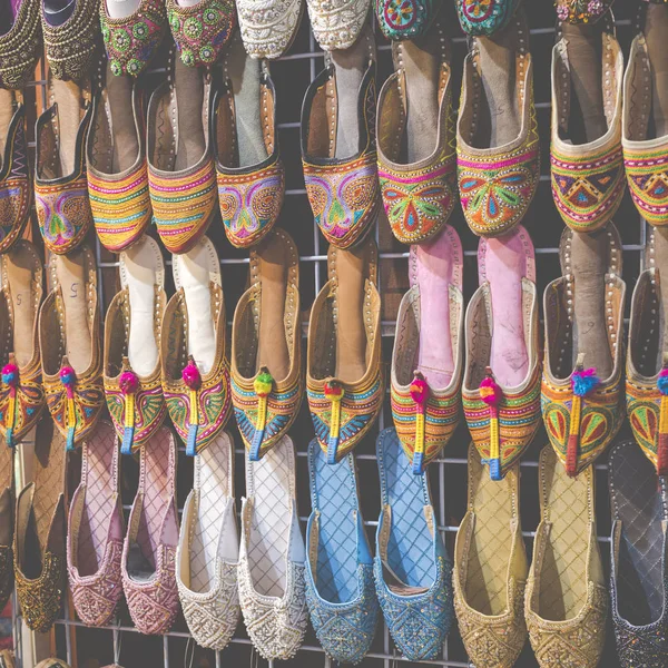 Rangées de chaussures typiquement orientales au marché de Dubaï — Photo