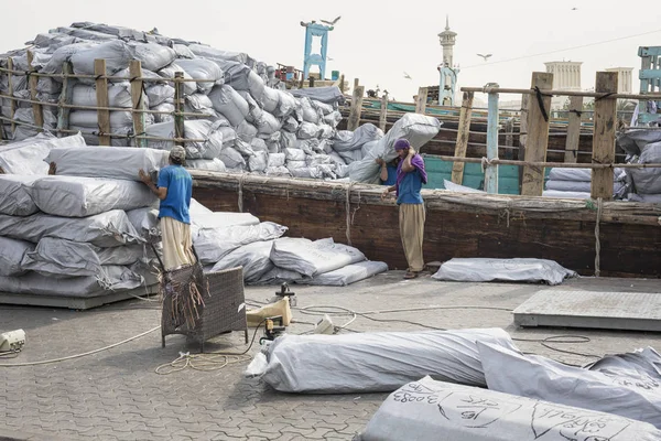 DUBAI, UAE-JANUARY 19: Loading a ship in Port Said on January 19 — Stock Photo, Image