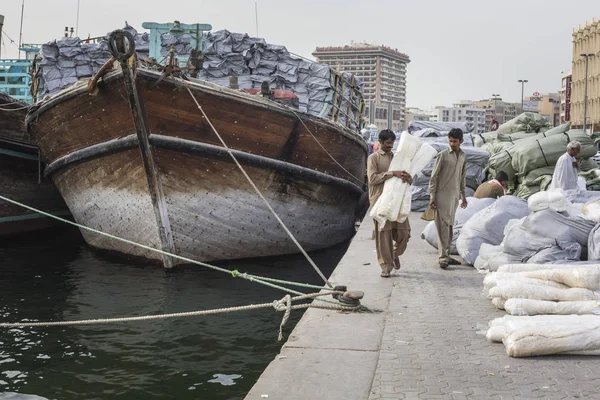 ドバイ、アラブ首長国連邦-1 月 19: 1 月 19 日にポートサイドの船をロード — ストック写真