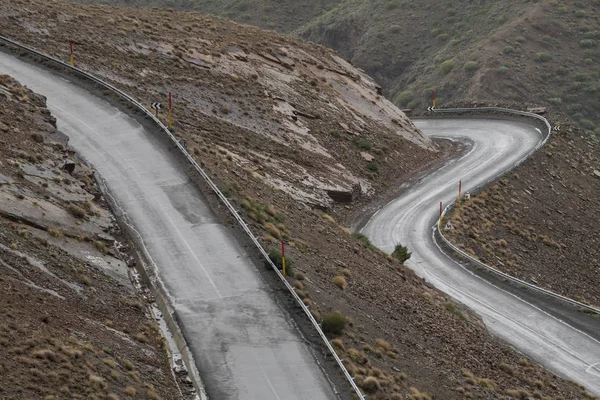 Vue grand angle de la route sinueuse dans la vallée de Dades, Maroc — Photo