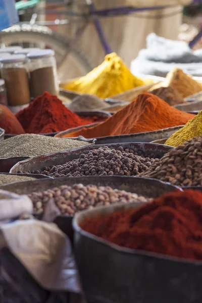 Arabské koření na tradičním trhu. Maroko. Afrika. — Stock fotografie
