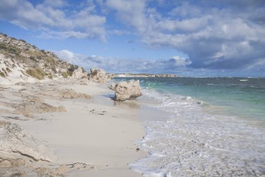 Rottnest Adası, Australi plajlarından biri üzerinde doğal görünümü
