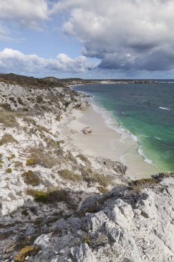 Rottnest Adası, Australi plajlarından biri üzerinde doğal görünümü